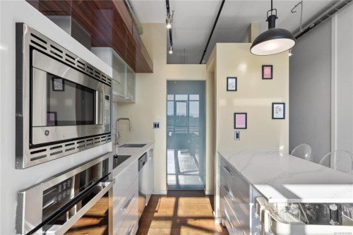 526-1029 View St, Victoria, BC - Indoor Photo Showing Kitchen With Stainless Steel Kitchen With Upgraded Kitchen