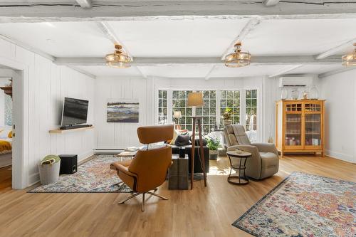 Salon - 126 Rue Du Docteur-Fauteux, Shawinigan, QC - Indoor