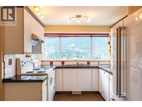 629 Johnstone Road, Nelson, BC - Indoor Photo Showing Kitchen