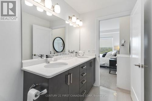 809 - 505 Talbot Street, London East (East F), ON - Indoor Photo Showing Bathroom
