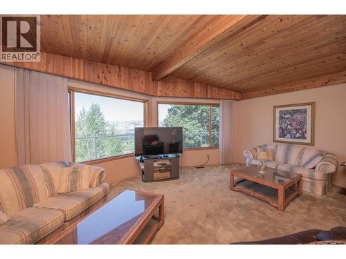 4587 Briggs Road, Vernon, BC - Indoor Photo Showing Living Room