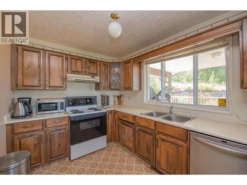 4587 Briggs Road, Vernon, BC - Indoor Photo Showing Kitchen With Double Sink