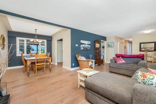 2104 25 Avenue, Vernon, BC - Indoor Photo Showing Living Room