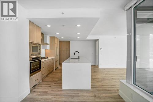 1588 Ellis Street Unit# 609, Kelowna, BC - Indoor Photo Showing Kitchen With Upgraded Kitchen