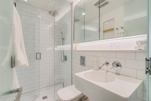 102-456 Pandora Ave, Victoria, BC - Indoor Photo Showing Bathroom