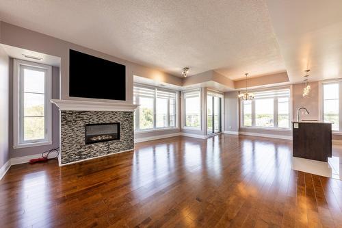 Salon - 501-2935 Av. Des Aristocrates, Laval (Duvernay), QC - Indoor Photo Showing Living Room With Fireplace