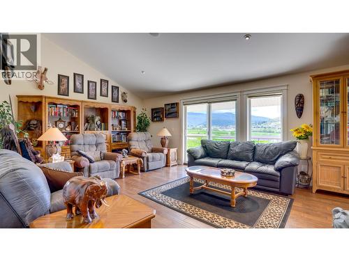 620 Mountview Road, Vernon, BC - Indoor Photo Showing Living Room