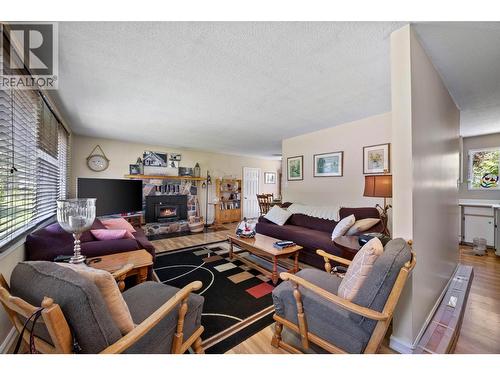 229 Lakeshore Drive, Chase, BC - Indoor Photo Showing Living Room