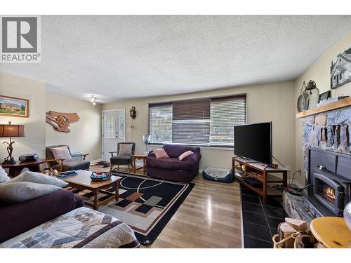 229 Lakeshore Drive, Chase, BC - Indoor Photo Showing Living Room