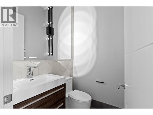 1240 Ponds Avenue, Kelowna, BC - Indoor Photo Showing Bathroom