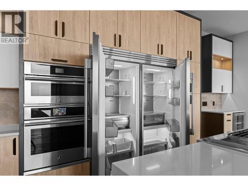 1240 Ponds Avenue, Kelowna, BC - Indoor Photo Showing Kitchen