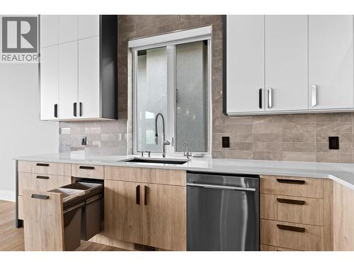 1240 Ponds Avenue, Kelowna, BC - Indoor Photo Showing Kitchen With Upgraded Kitchen