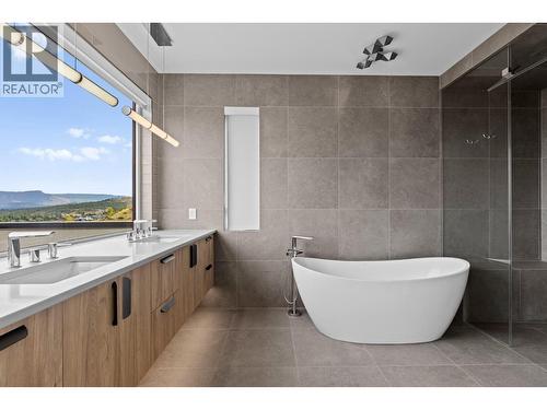 1240 Ponds Avenue, Kelowna, BC - Indoor Photo Showing Bathroom