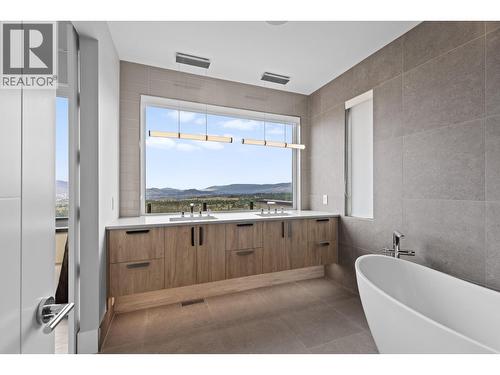 1240 Ponds Avenue, Kelowna, BC - Indoor Photo Showing Bathroom