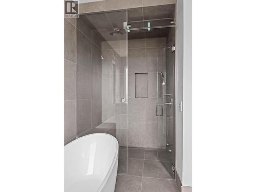 1240 Ponds Avenue, Kelowna, BC - Indoor Photo Showing Bathroom