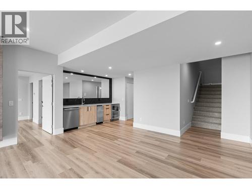 1240 Ponds Avenue, Kelowna, BC - Indoor Photo Showing Kitchen