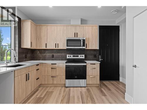 1240 Ponds Avenue, Kelowna, BC - Indoor Photo Showing Kitchen