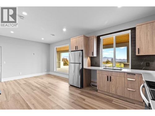 1240 Ponds Avenue, Kelowna, BC - Indoor Photo Showing Kitchen