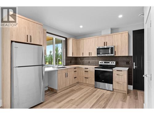 1240 Ponds Avenue, Kelowna, BC - Indoor Photo Showing Kitchen