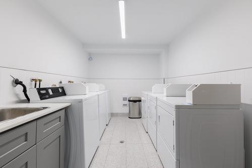 Laundry room - 16-6540 Av. Wilderton, Montréal (Côte-Des-Neiges/Notre-Dame-De-Grâce), QC - Indoor Photo Showing Laundry Room