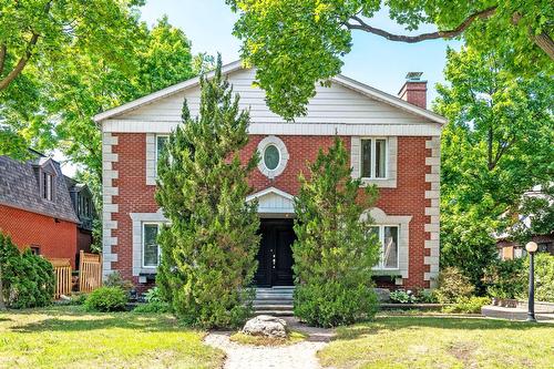 527 Av. Stanstead  Mont-Royal, QC H3R 1X8