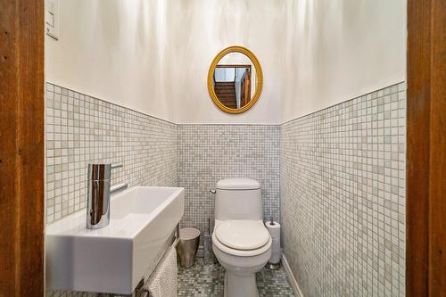 Powder room - 527 Av. Stanstead, Mont-Royal, QC - Indoor Photo Showing Bathroom