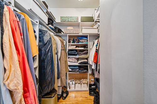 Walk-in closet - 527 Av. Stanstead, Mont-Royal, QC - Indoor With Storage