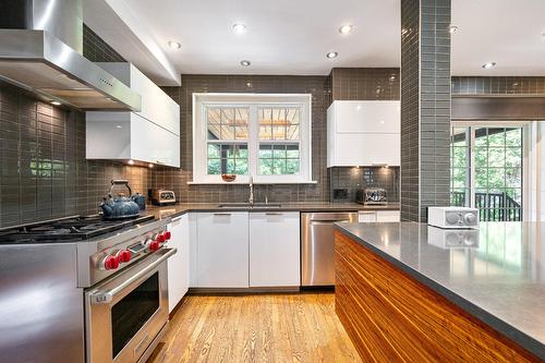 Kitchen - 527 Av. Stanstead, Mont-Royal, QC - Indoor Photo Showing Kitchen With Upgraded Kitchen
