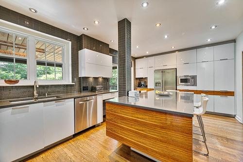 Kitchen - 527 Av. Stanstead, Mont-Royal, QC - Indoor Photo Showing Kitchen With Upgraded Kitchen