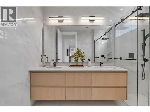 602 Lakeshore Drive Unit# 402, Penticton, BC - Indoor Photo Showing Bathroom