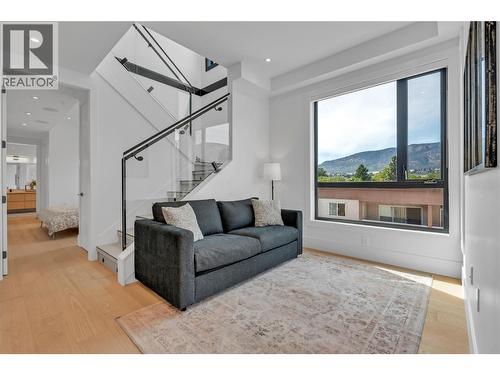 602 Lakeshore Drive Unit# 402, Penticton, BC - Indoor Photo Showing Living Room