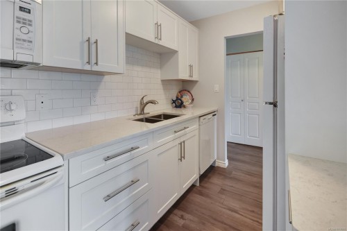 320-2815 Departure Bay Rd, Nanaimo, BC - Indoor Photo Showing Kitchen With Double Sink