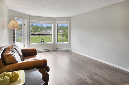 320-2815 Departure Bay Rd, Nanaimo, BC - Indoor Photo Showing Living Room
