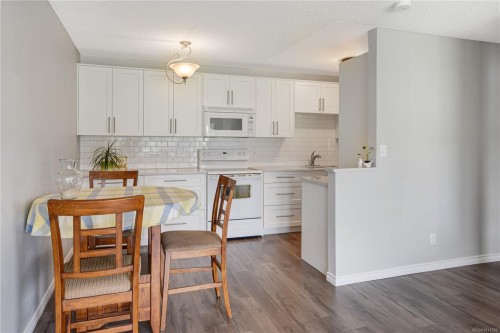 320-2815 Departure Bay Rd, Nanaimo, BC - Indoor Photo Showing Other Room