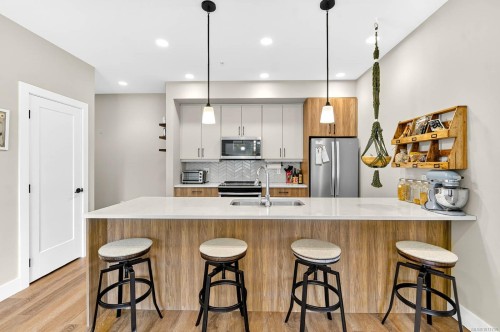 302-700 Yew Wood Rd, Tofino, BC - Indoor Photo Showing Kitchen With Upgraded Kitchen