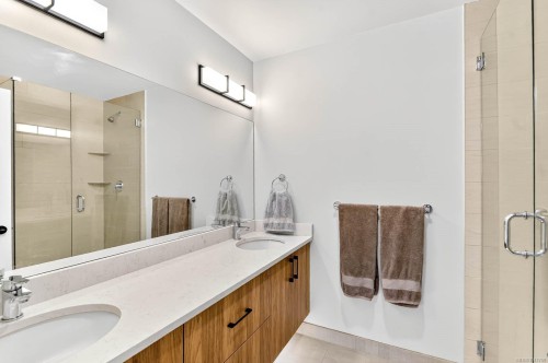 302-700 Yew Wood Rd, Tofino, BC - Indoor Photo Showing Bathroom