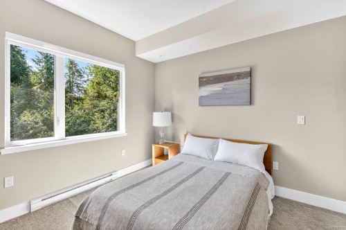 302-700 Yew Wood Rd, Tofino, BC - Indoor Photo Showing Bedroom