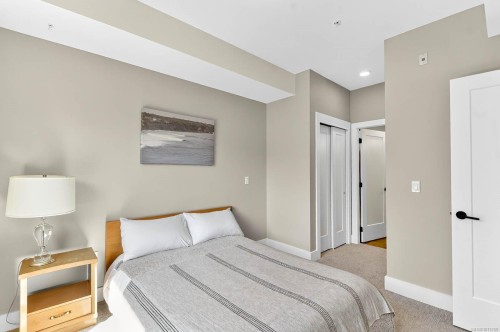 302-700 Yew Wood Rd, Tofino, BC - Indoor Photo Showing Bedroom