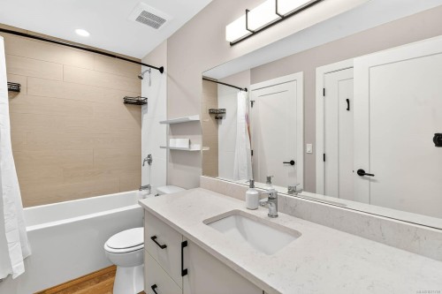 302-700 Yew Wood Rd, Tofino, BC - Indoor Photo Showing Bathroom