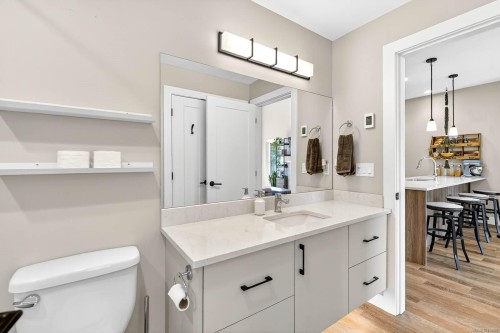 302-700 Yew Wood Rd, Tofino, BC - Indoor