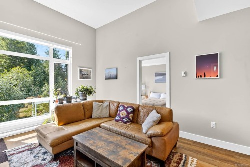 302-700 Yew Wood Rd, Tofino, BC - Indoor Photo Showing Living Room