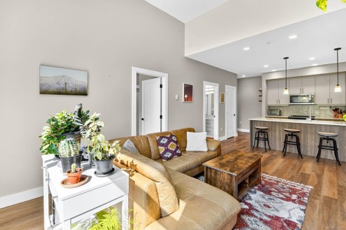 302-700 Yew Wood Rd, Tofino, BC - Indoor Photo Showing Living Room