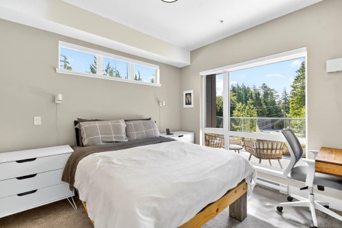 302-700 Yew Wood Rd, Tofino, BC - Indoor Photo Showing Bedroom