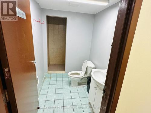 24 North Street N, Barrie, ON - Indoor Photo Showing Bathroom