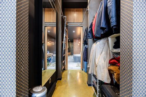 Penderie (Walk-in) - 301-2321 Av. Des Érables, Montréal (Ville-Marie), QC 