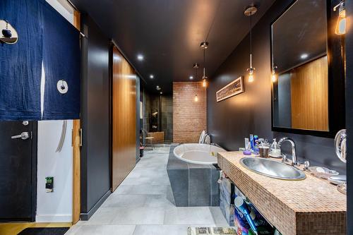 Salle de bains - 301-2321 Av. Des Érables, Montréal (Ville-Marie), QC 