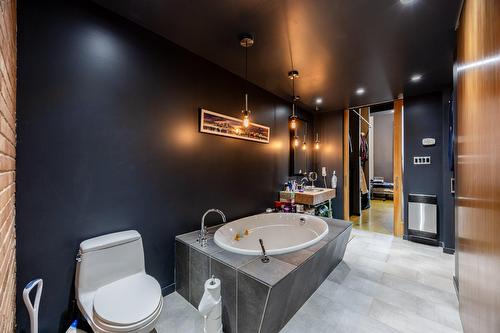 Salle de bains - 301-2321 Av. Des Érables, Montréal (Ville-Marie), QC 