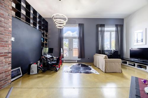 Salon - 301-2321 Av. Des Érables, Montréal (Ville-Marie), QC 