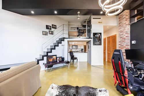 Salon - 301-2321 Av. Des Érables, Montréal (Ville-Marie), QC 