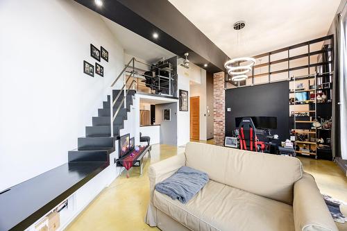 Salon - 301-2321 Av. Des Érables, Montréal (Ville-Marie), QC 